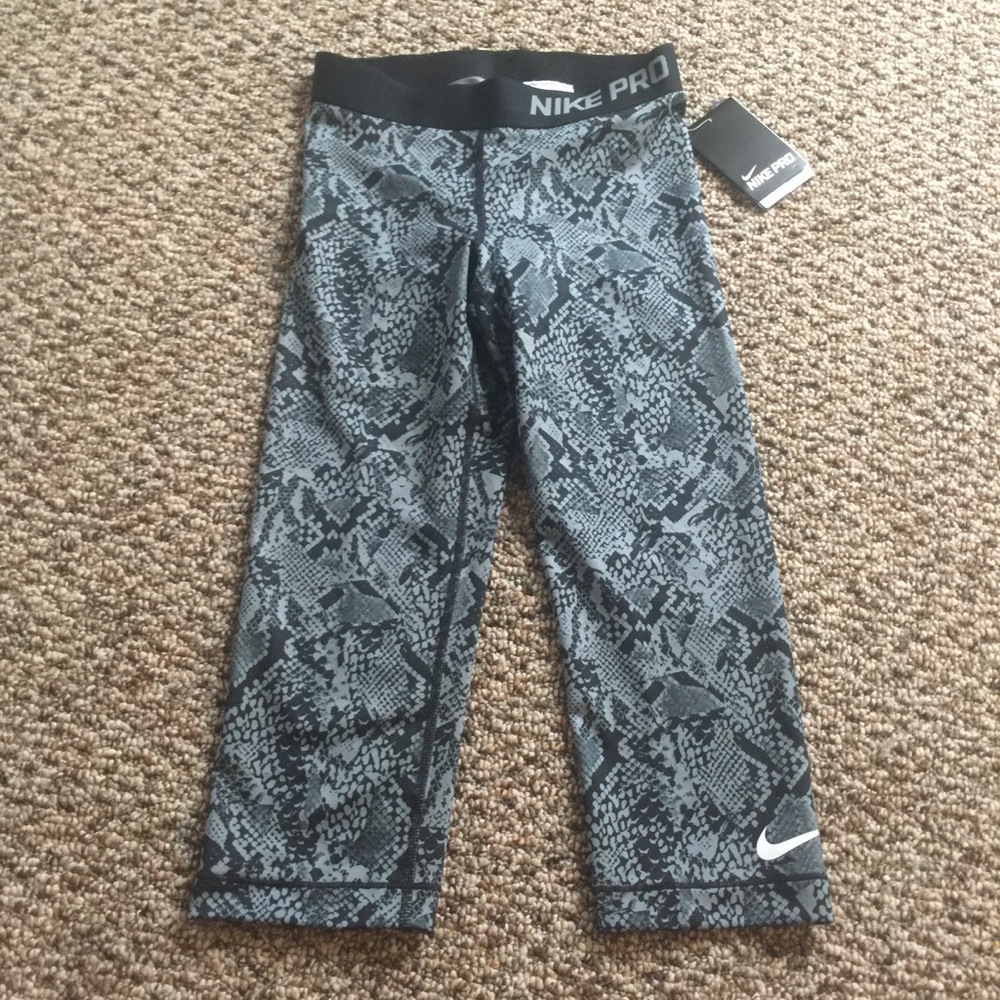 NWT Nike pro Capri Leggings